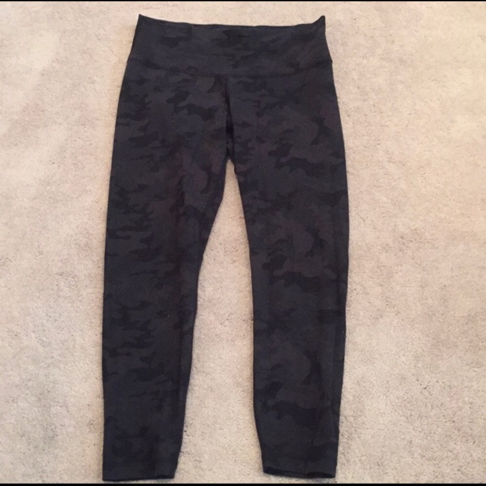 Used camo lululemon 7/8 pant